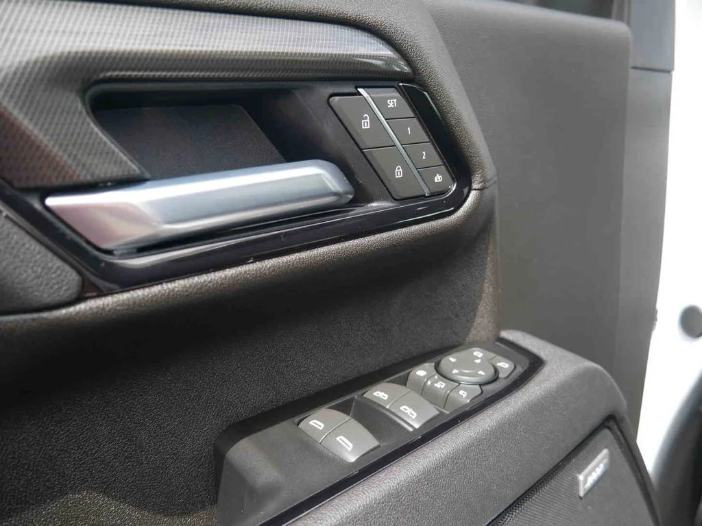 Used 2025 White GMC AT4 image 34