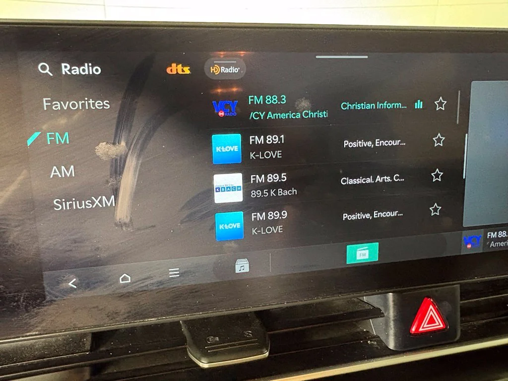 Used 2025 White Kia LXS image 27