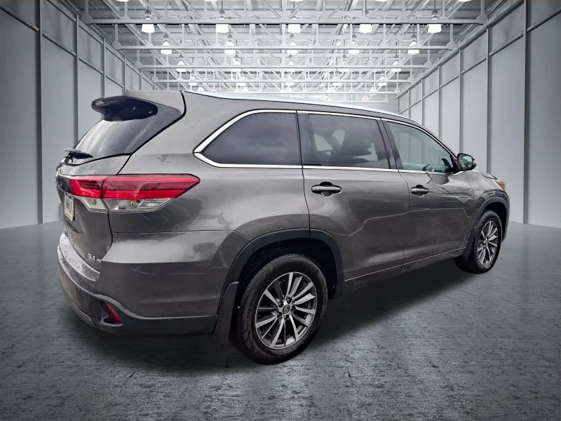 Used 2018 Silver Toyota XLE image 4