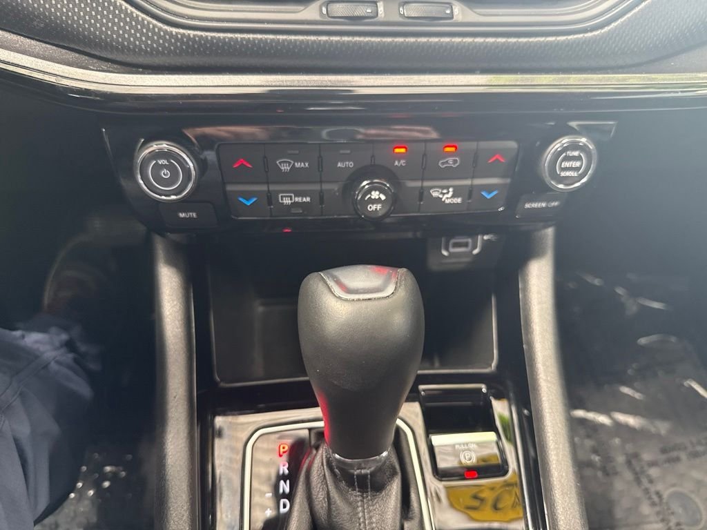 Used 2025 Black Jeep Latitude image 18