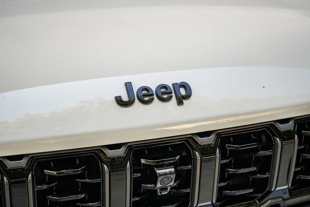 New 2026 Bright White Clear-Coat Exterior Paint Jeep Summit image 9