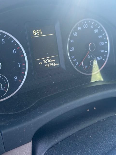 Used 2011  Volkswagen S image 7