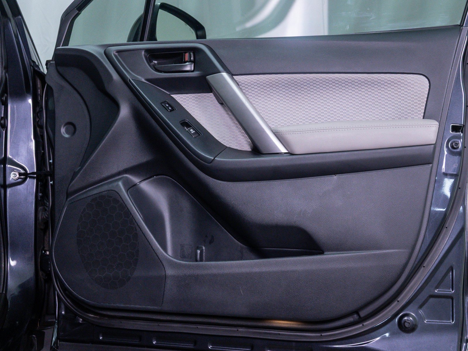 Used 2018 Dark Gray Metallic Subaru Premium image 9