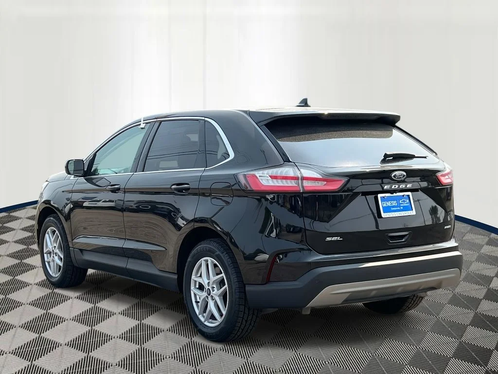 Used 2022 Black Ford SEL image 4