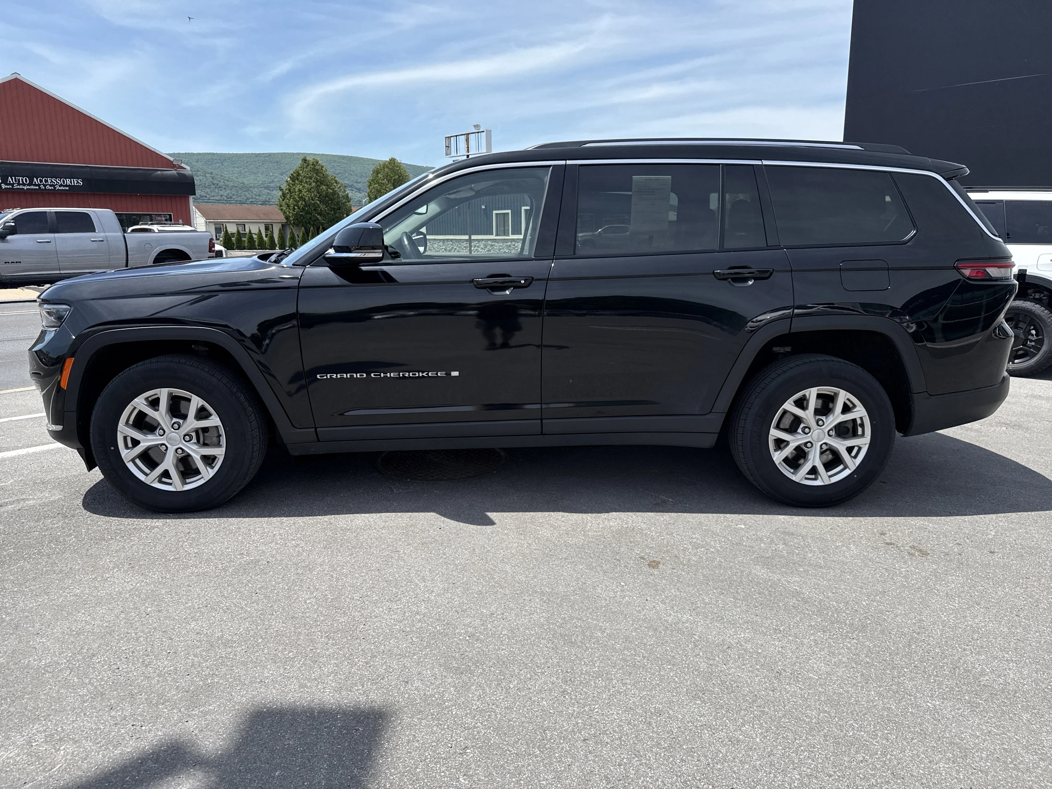 Used 2021 Diamond Black Crystal Pearlcoat Jeep Limited image 7