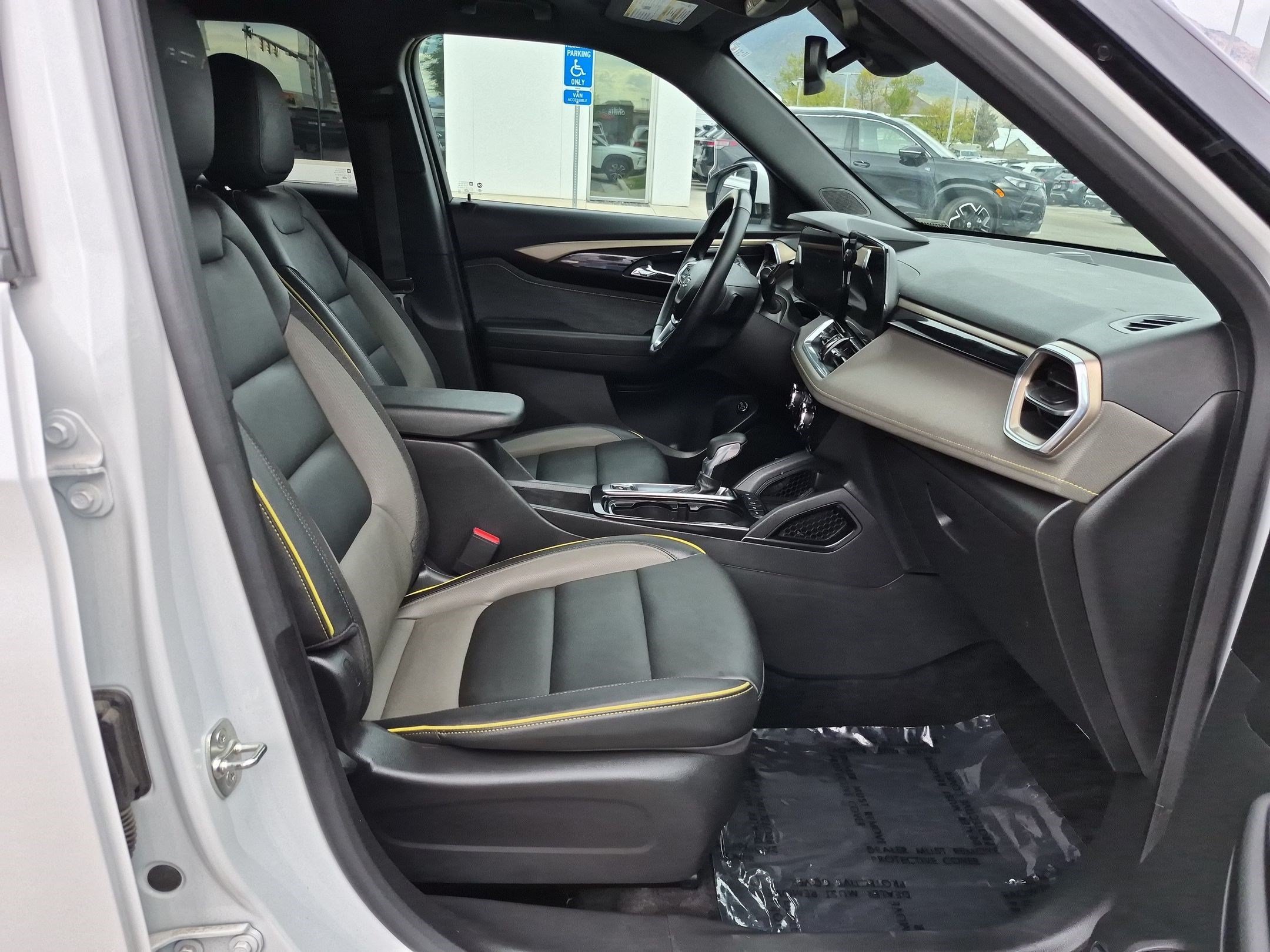 Used 2024 Iridescent Pearl Tricoat Chevrolet ACTIV image 32