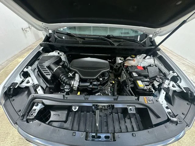 Used 2023 White GMC AT4 image 19