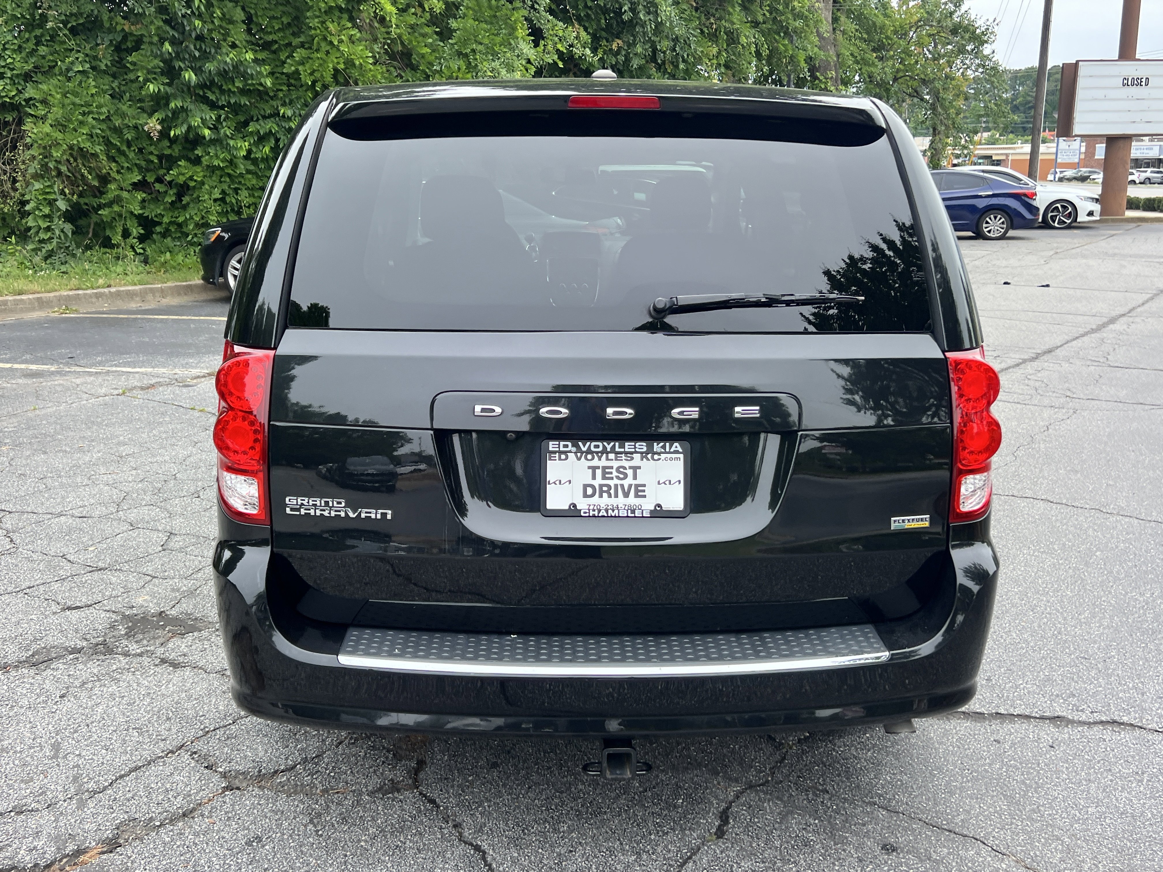 Used 2019 Black Onyx Crystal Pearlcoat Dodge SE image 7