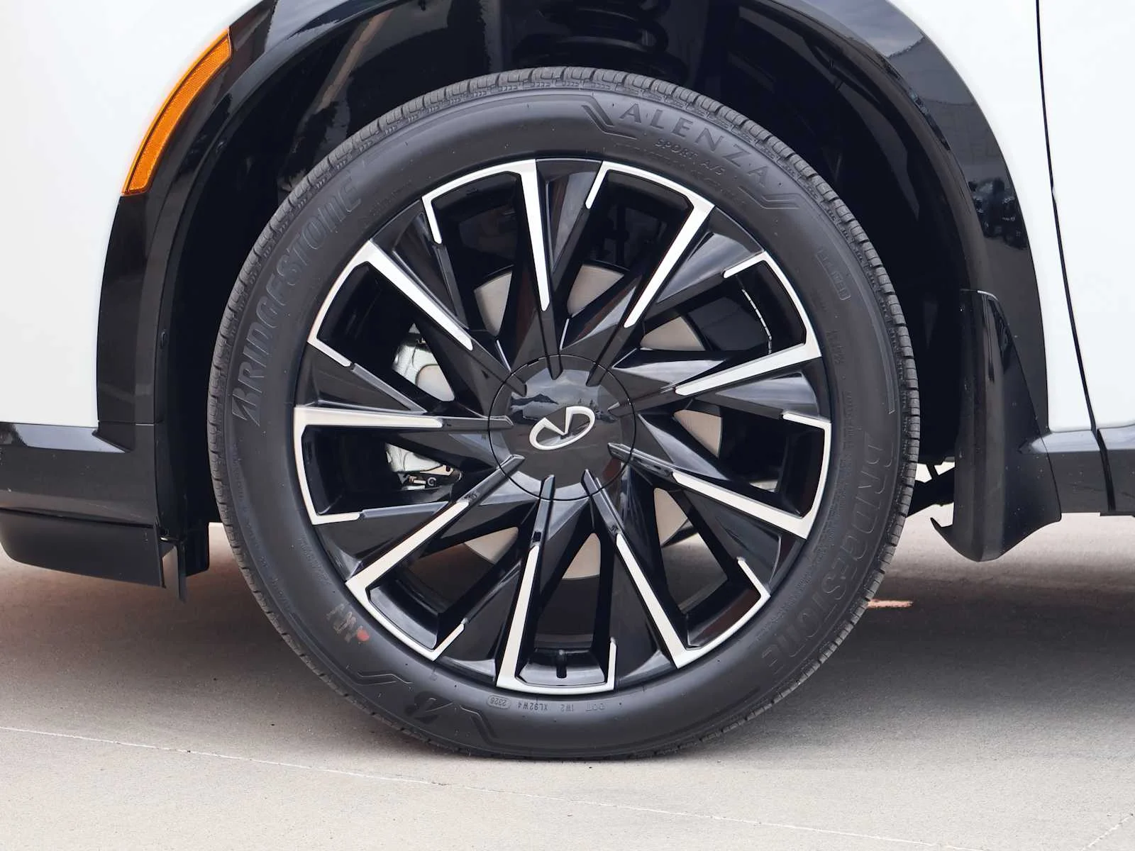 New 2027 2T RAD WHT INFINITI Autograph AWD image 9
