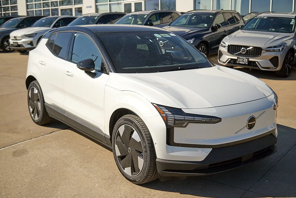 New 2026 Crystal White Volvo Ultra image 4