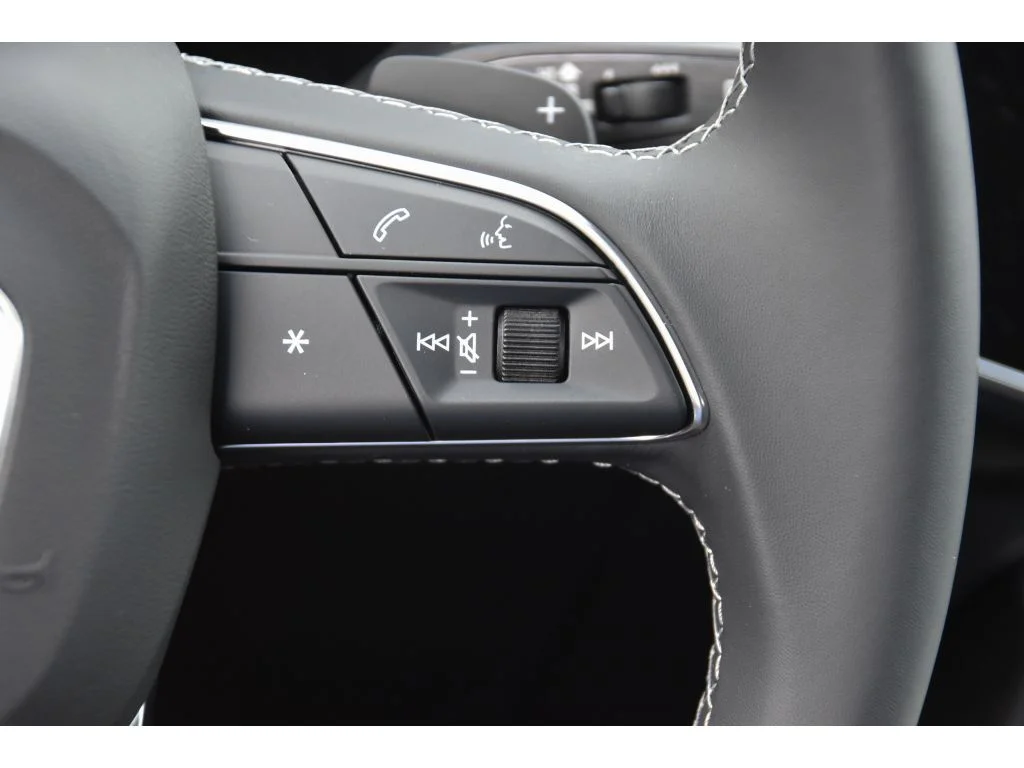 Used 2025 Gry Audi Premium Plus image 35