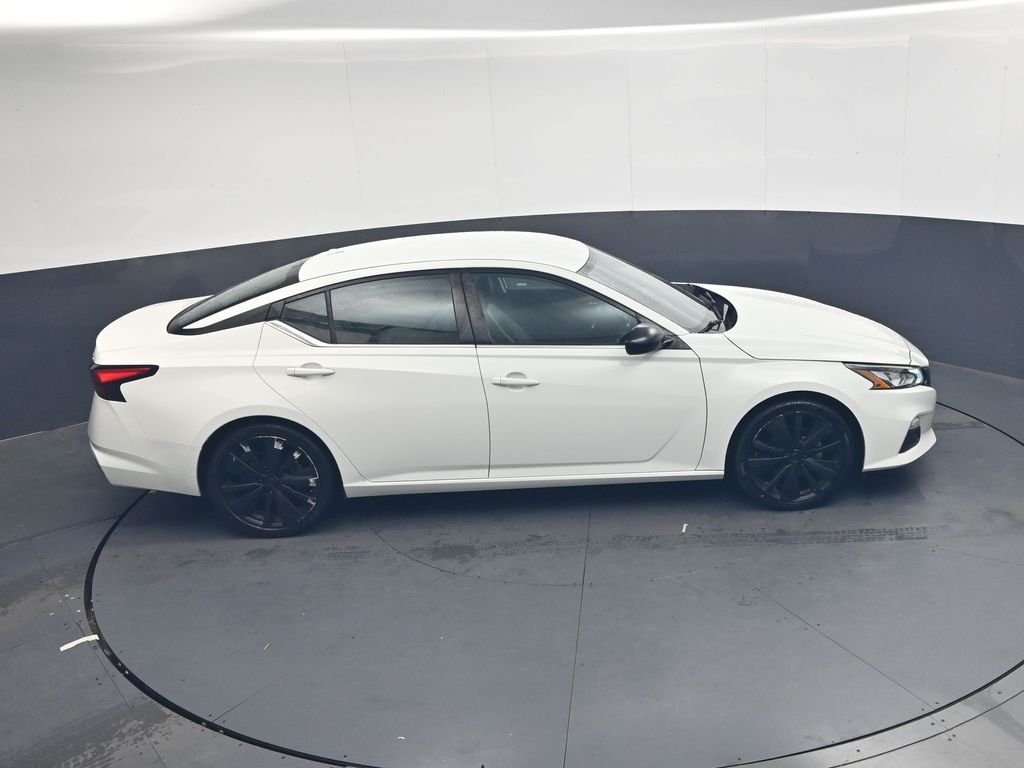 Used 2022 White Nissan 2.5 SR image 39