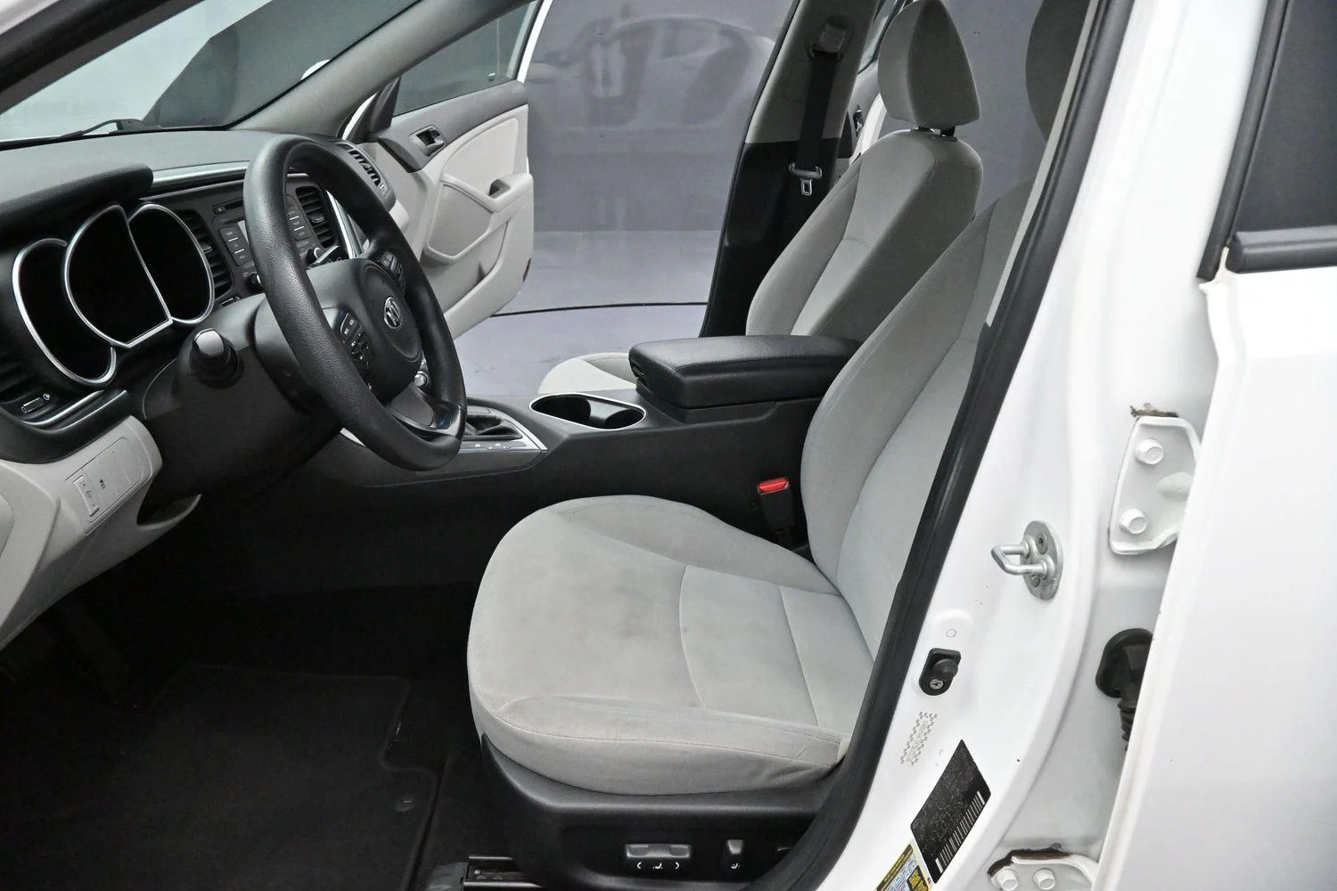 Used 2015 Snow White Pearl Kia LX image 13