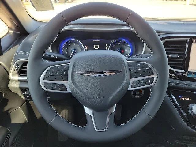 New 2026 Bright White Clear-Coat Exterior Paint Chrysler Select image 19