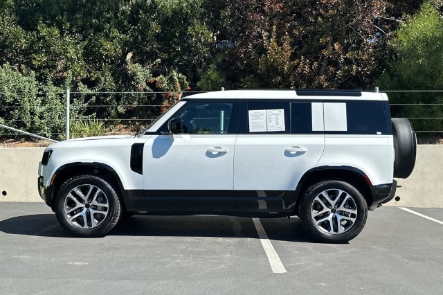 Used 2026 White Land Rover X-Dynamic SE image 2