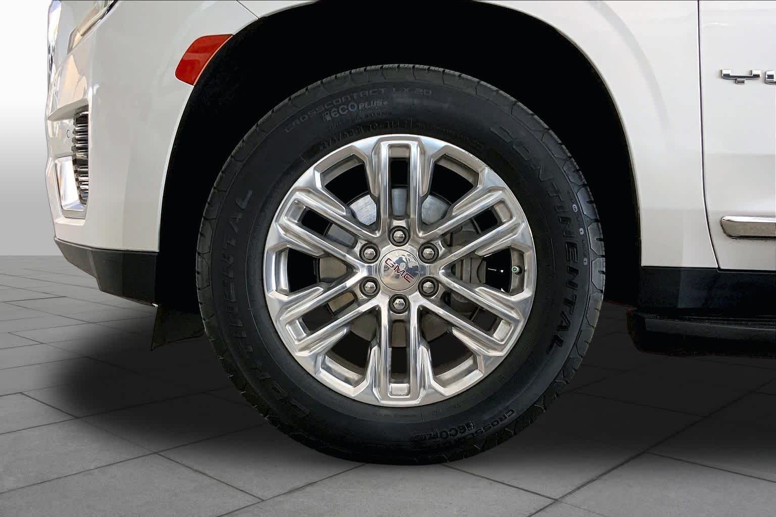Used 2023 WHITE FROST TRICOAT GMC SLT image 11
