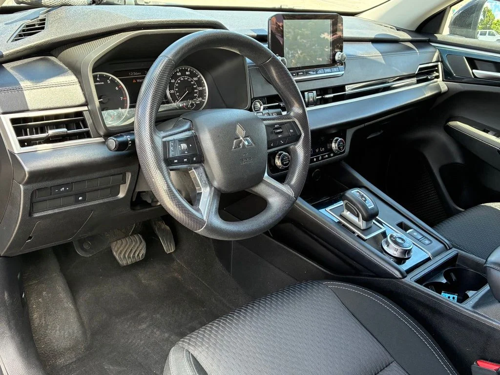Used 2022  Mitsubishi ES image 16