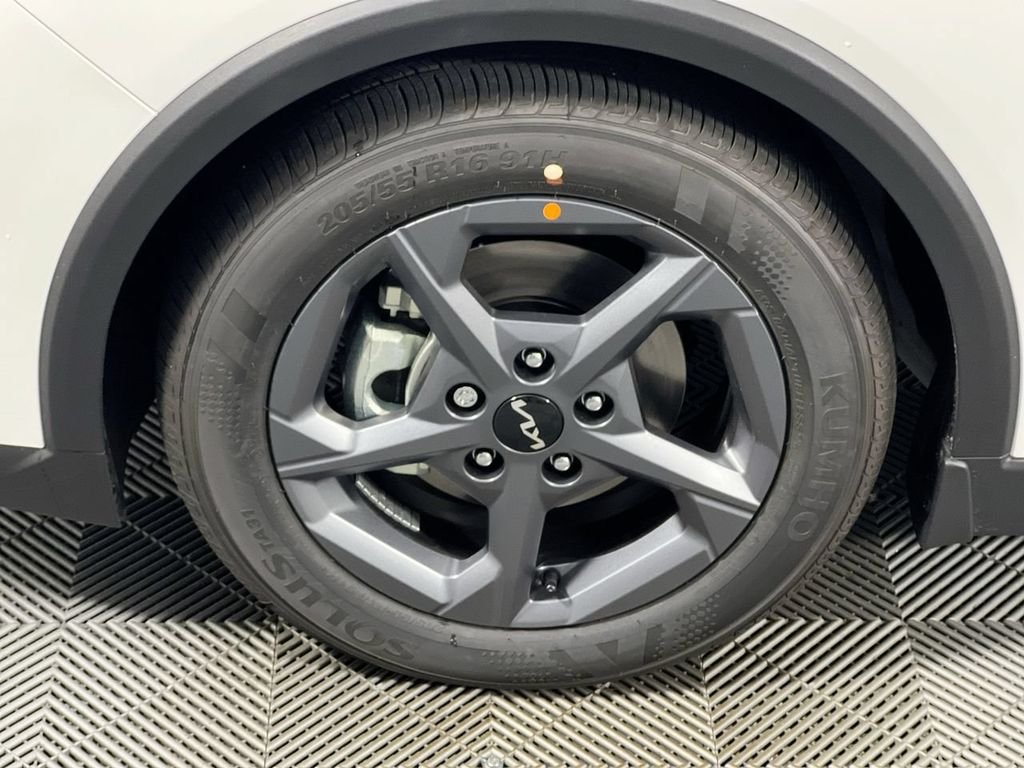 New 2026 Snow White Pearl Kia LXS image 12
