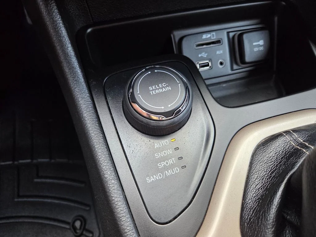Used 2014 Black Jeep Limited image 32