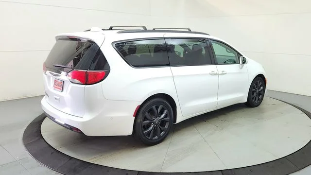 Used 2018 White Chrysler Touring L image 10