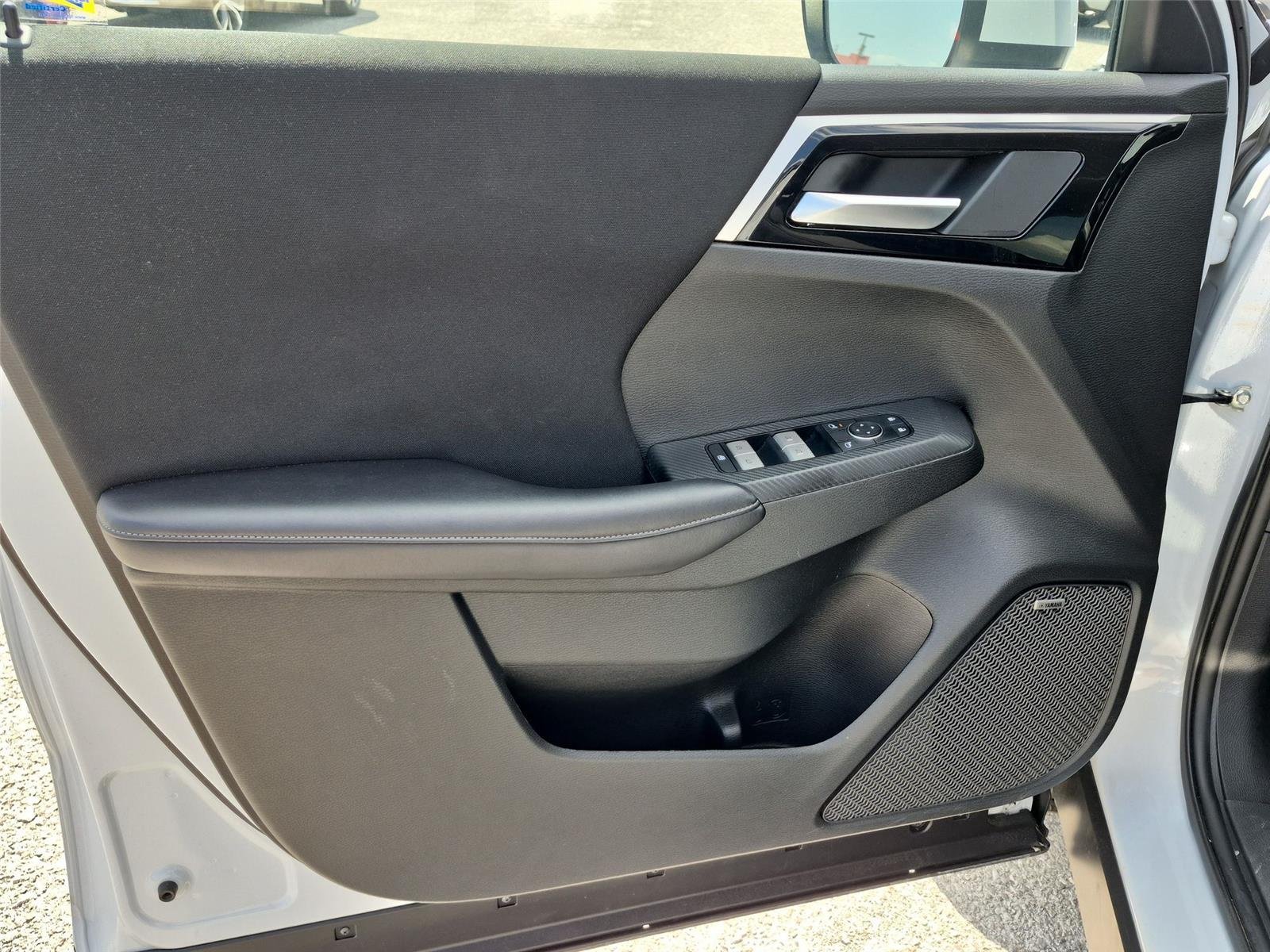 Used 2025 White Diamond Mitsubishi ES image 15
