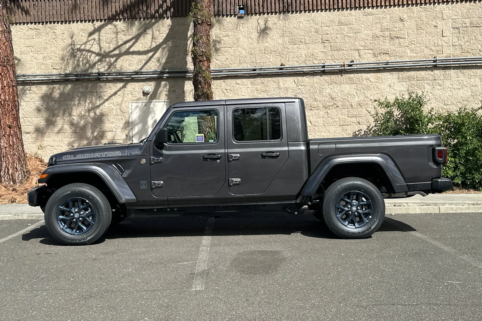 New 2026 Granite Crystal Metallic Clear-Coat Exterior Paint Jeep 85th Anniversary Edition image 6