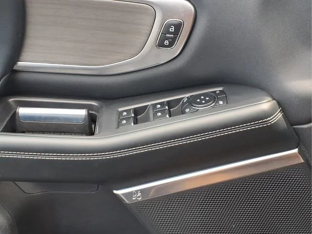 Used 2025  Ford Platinum image 15