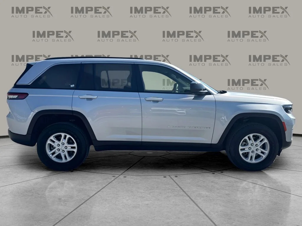 Used 2024 Silver Jeep Laredo image 6