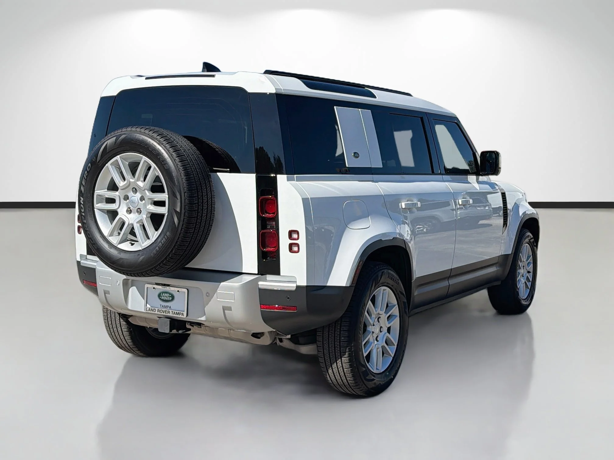 Certified Used 2024 Fuji White Land Rover S image 5