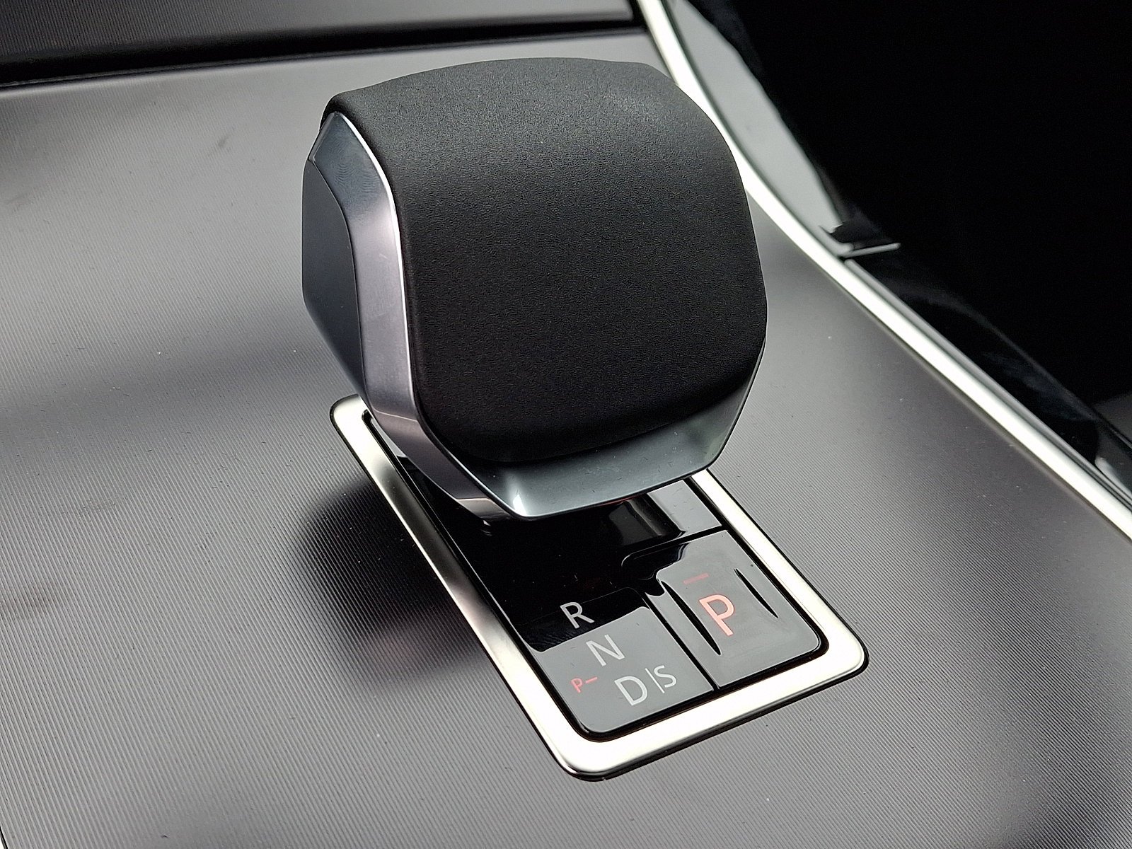 New 2026 Ostuni Pearl White Land Rover Dynamic SE image 10