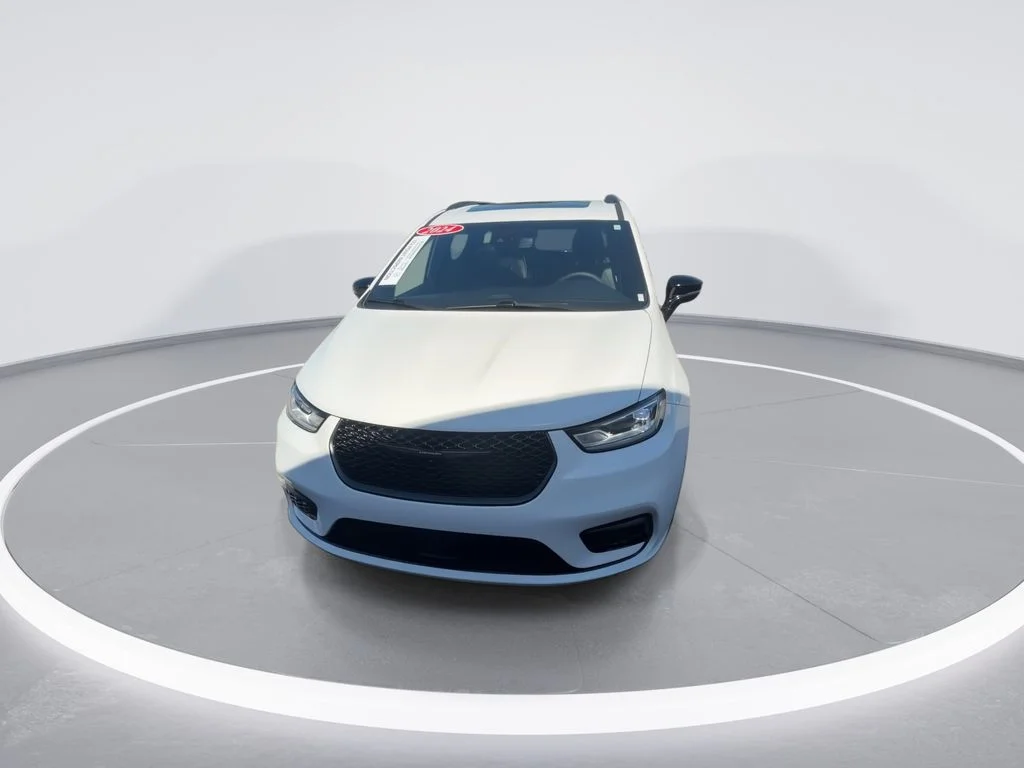 Used 2025 White Chrysler Limited image 3