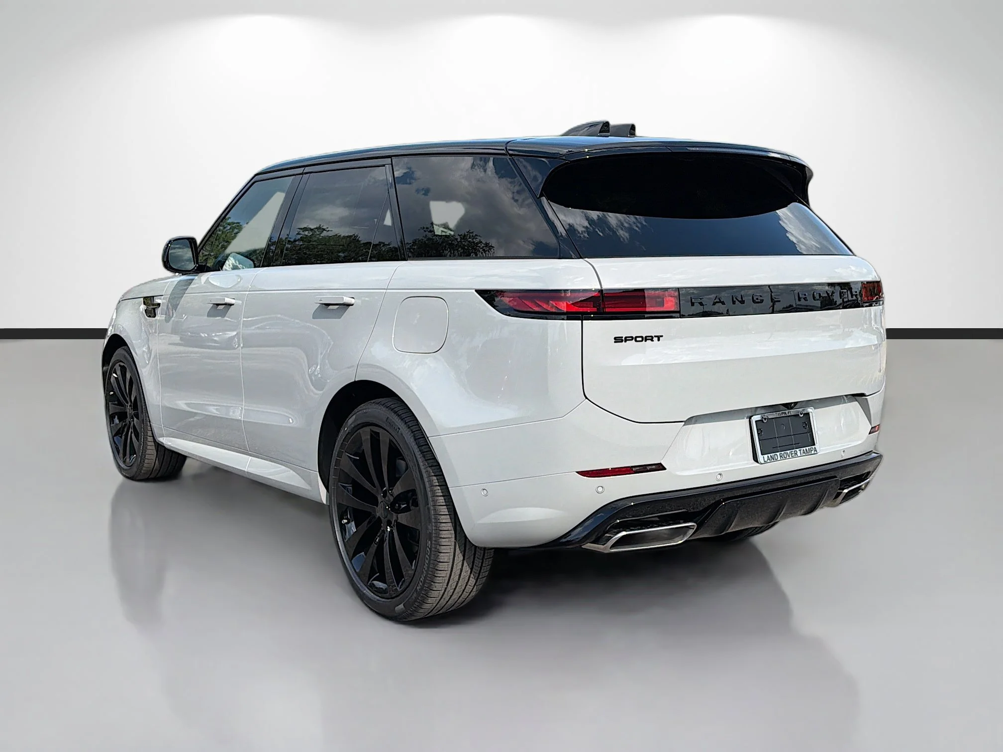 New 2026 Borasco Grey Metallic Land Rover Dynamic SE image 3