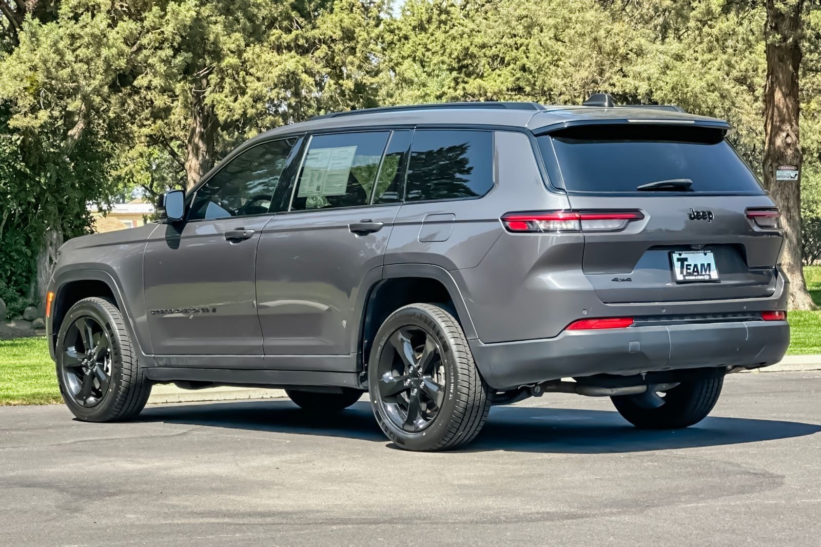Used 2023 Gray Jeep Altitude image 6