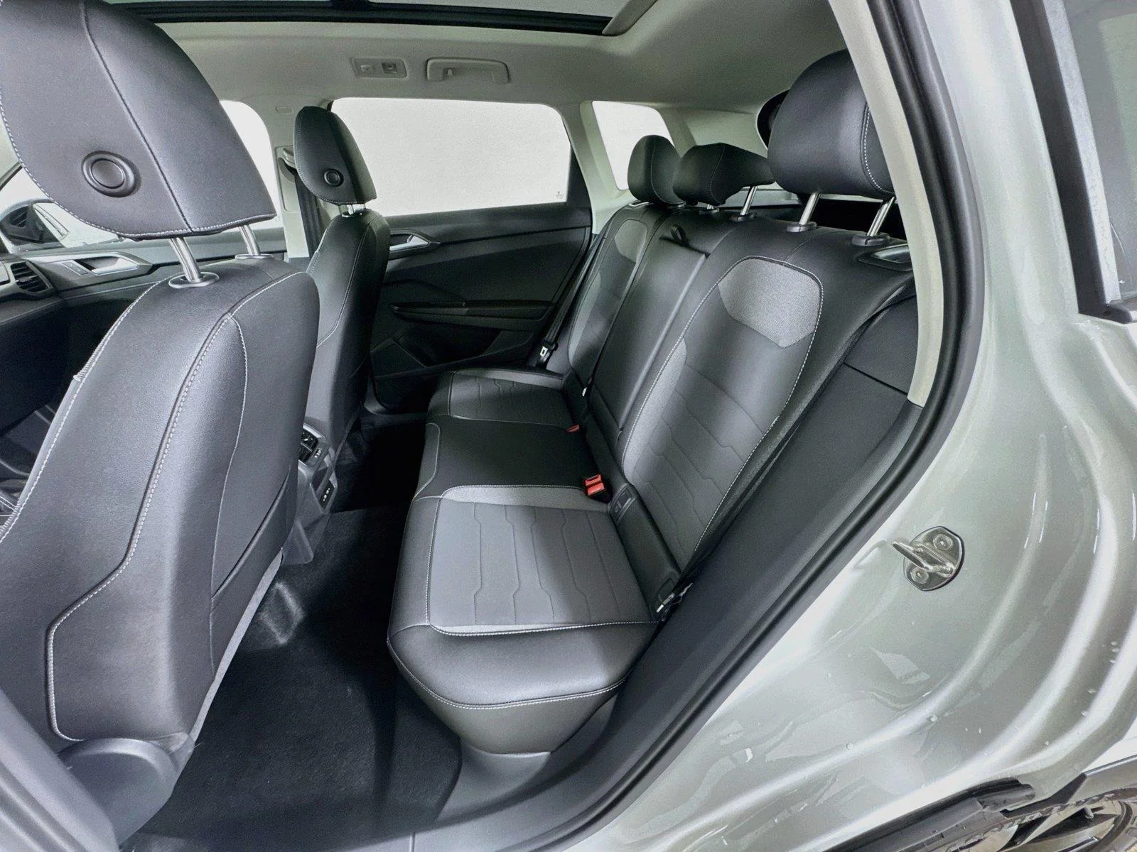 New 2027 Pure White w/Deep Black Roof Volkswagen SE Black image 24
