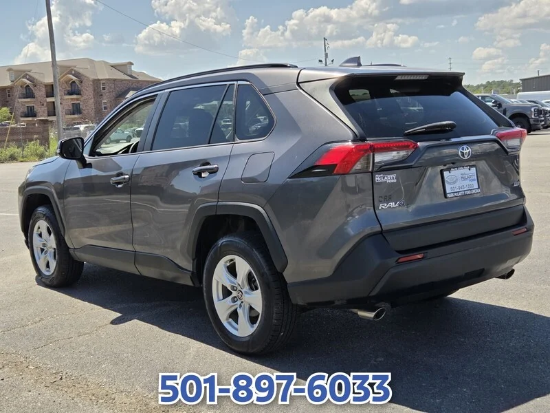 Used 2021 Magnetic Gray Metallic TOYOTA XLE FWD image 3