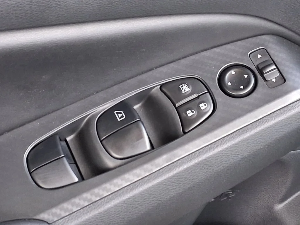 Used 2025  Nissan S image 17