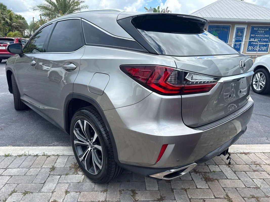 Used 2018  Lexus FWD image 7