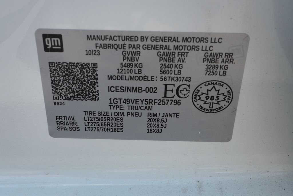 Used 2024 White GMC AT4 image 31