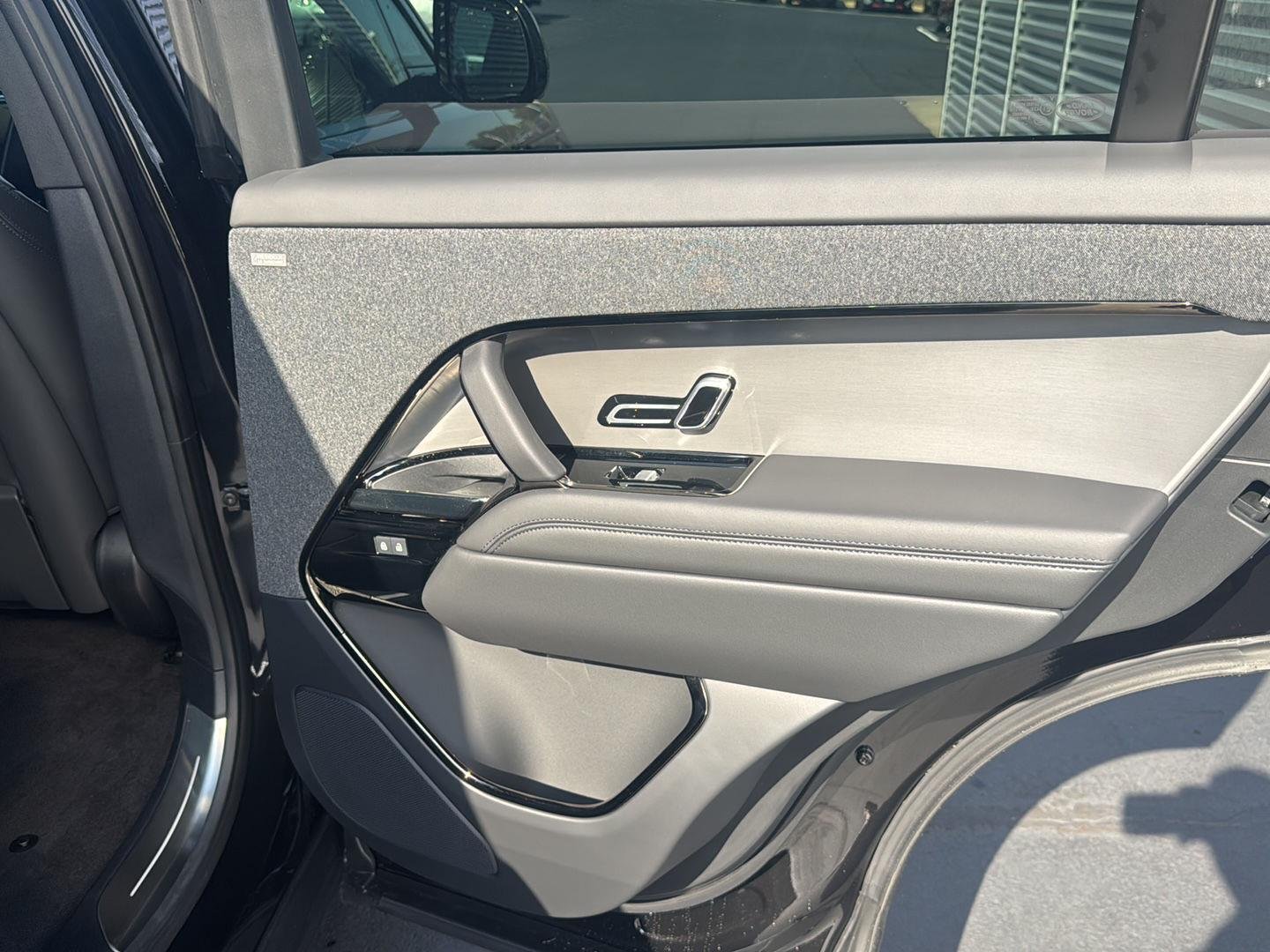 New 2027 Santorini Black Land Rover SE image 13