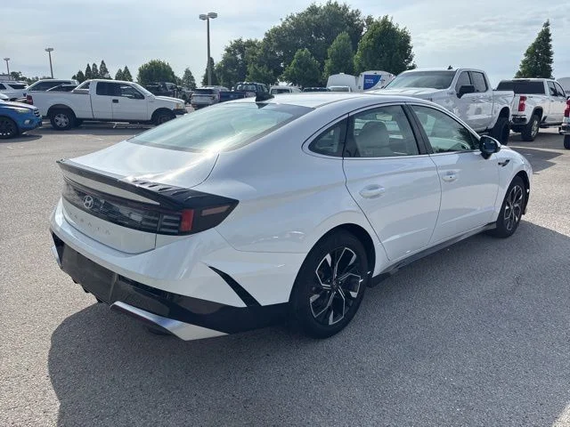 Used 2025 White Hyundai SEL image 5