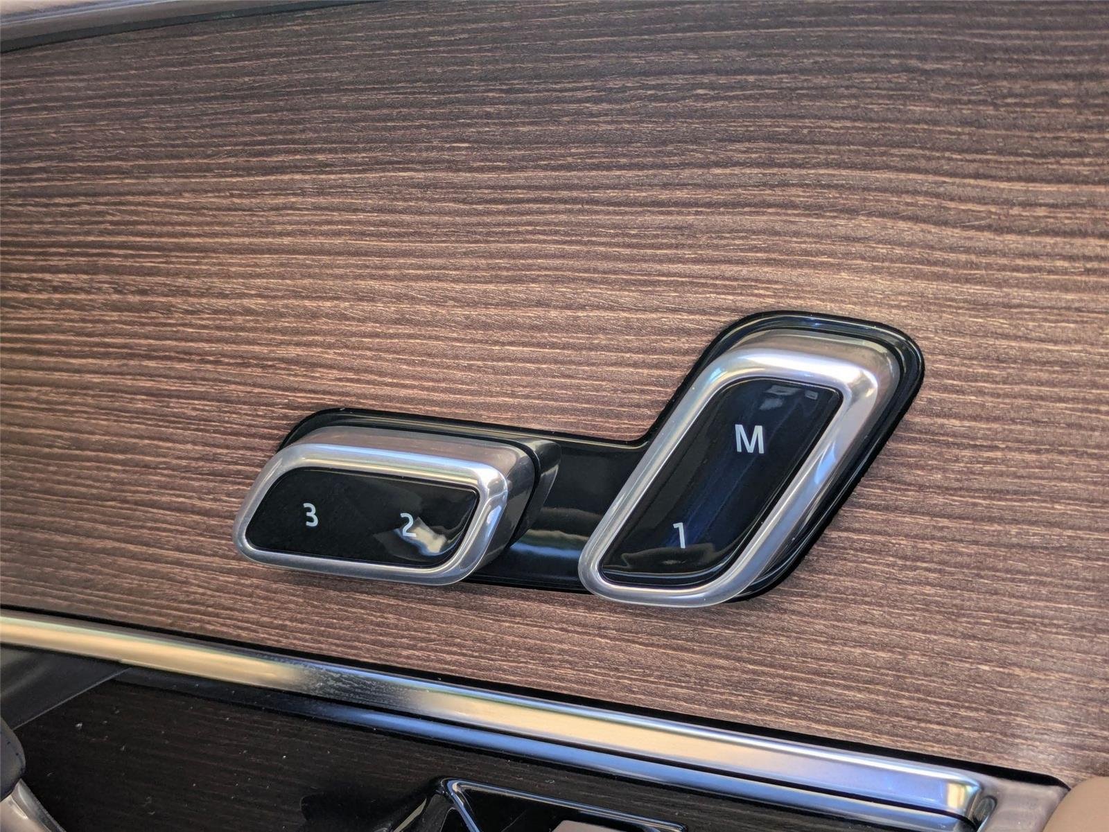 New 2026 Velocity Blue Land Rover SE image 33