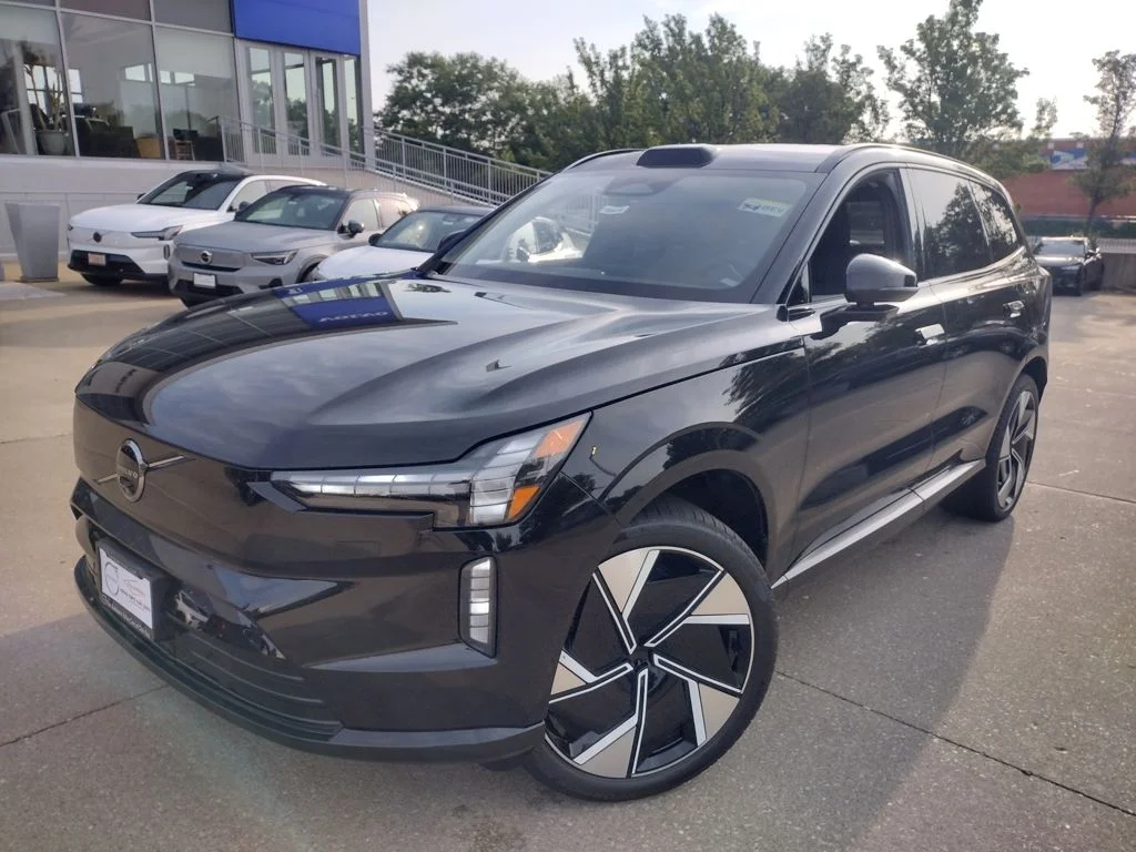 Used 2025 Volvo EX90 Plus with VIN 7JDE23VK2SG017038 for sale in Oak Park, IL