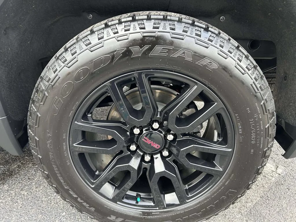 Used 2024 Summit White GMC Elevation image 10