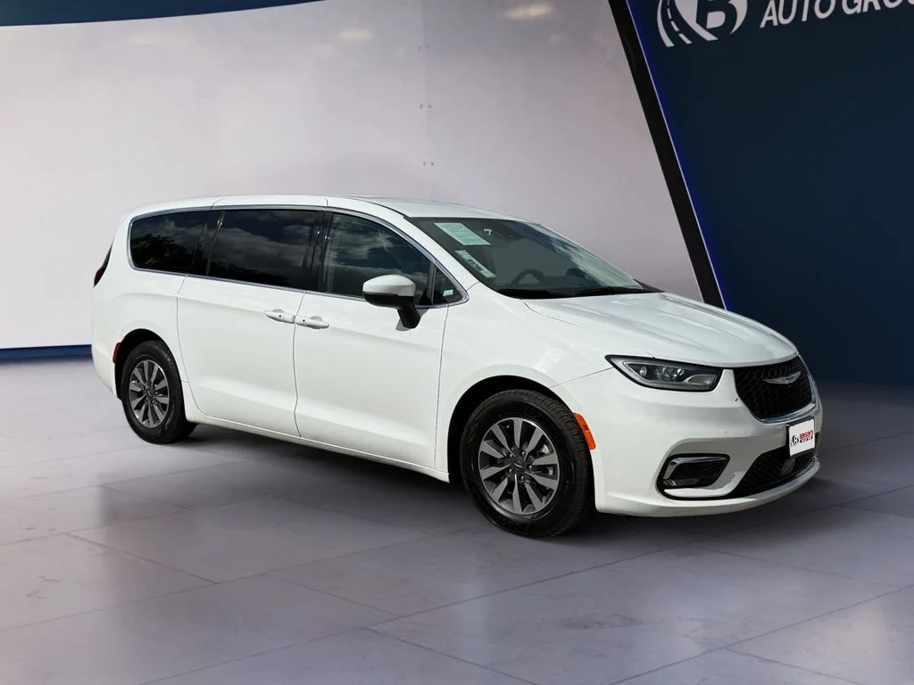 Used 2023 White Chrysler Touring L image 7