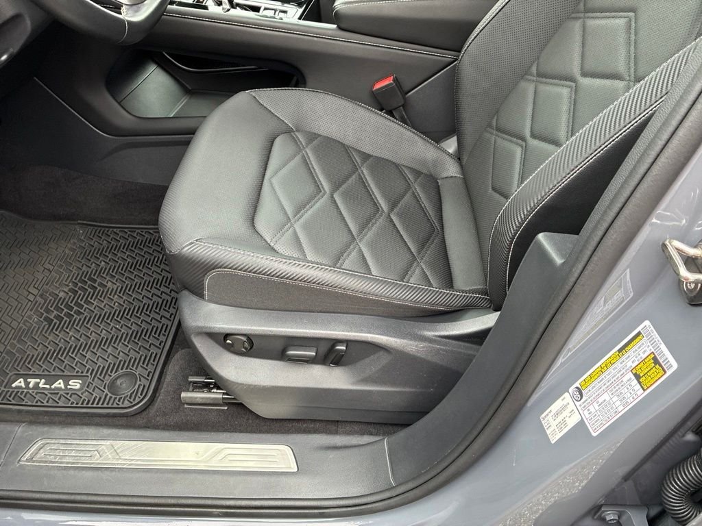 Used 2024  Volkswagen 2.0T SE w/Technology image 13