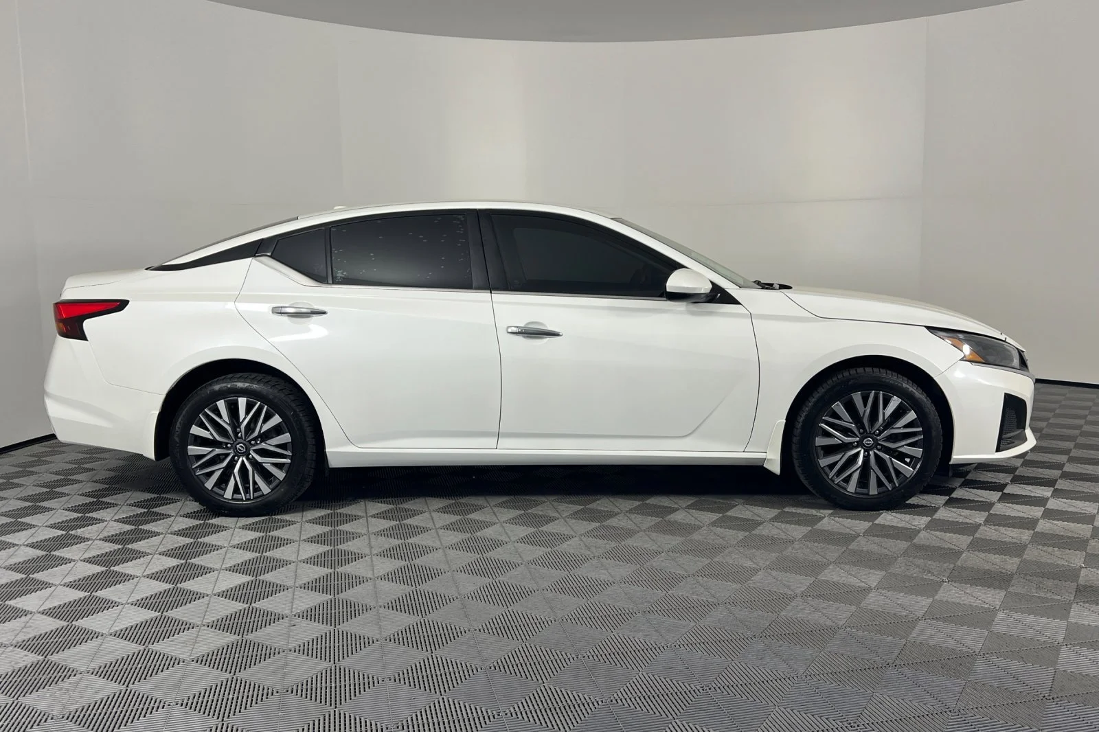 Used 2023 Pearl White Tricoat Nissan 2.5 SV image 2