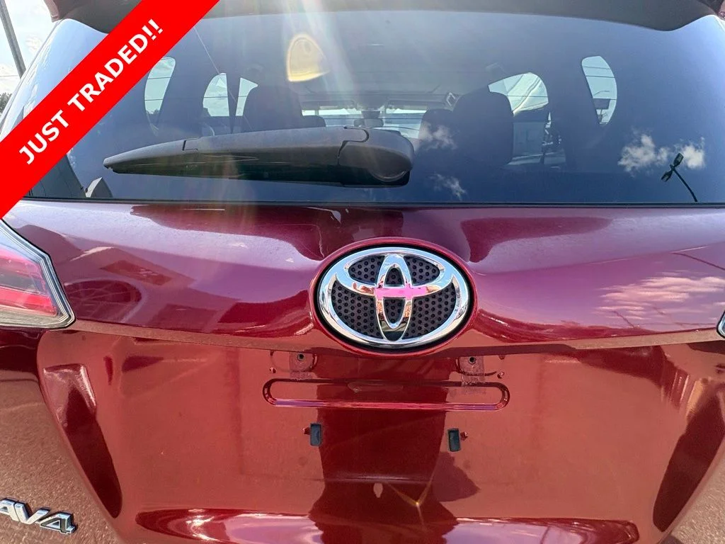Used 2018 Red Toyota XLE image 5