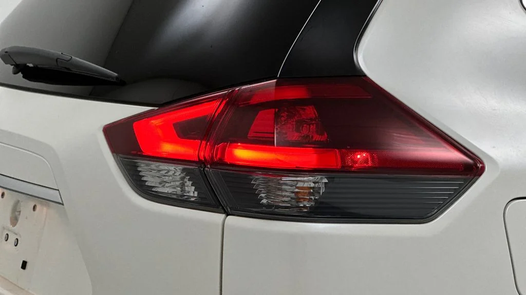 Used 2020 White Nissan SV image 28