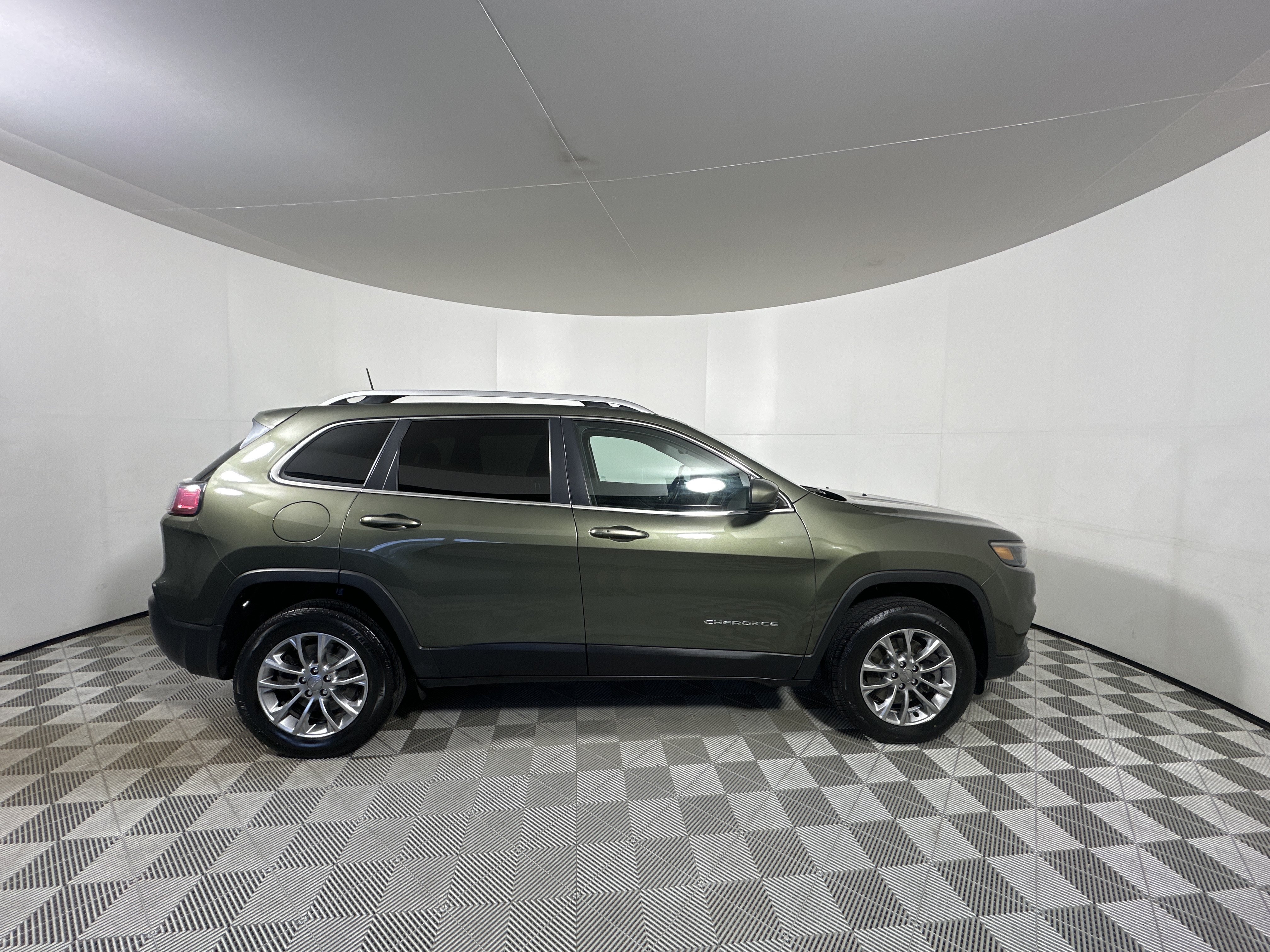 Used 2019 Olive Green Pearlcoat Jeep Latitude Plus image 8