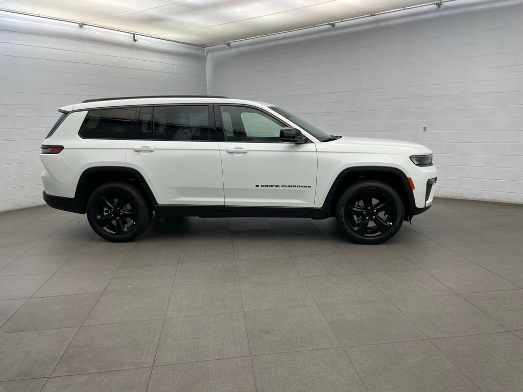 New 2026 Bright White Clear-Coat Exterior Paint Jeep Limited image 2